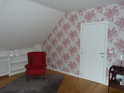 Nieuw geplaatst behang op een muur in Herent