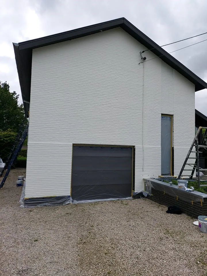 Buitenschrijnwerk hersteld en geschilderd aan een woning in Bekkevoort