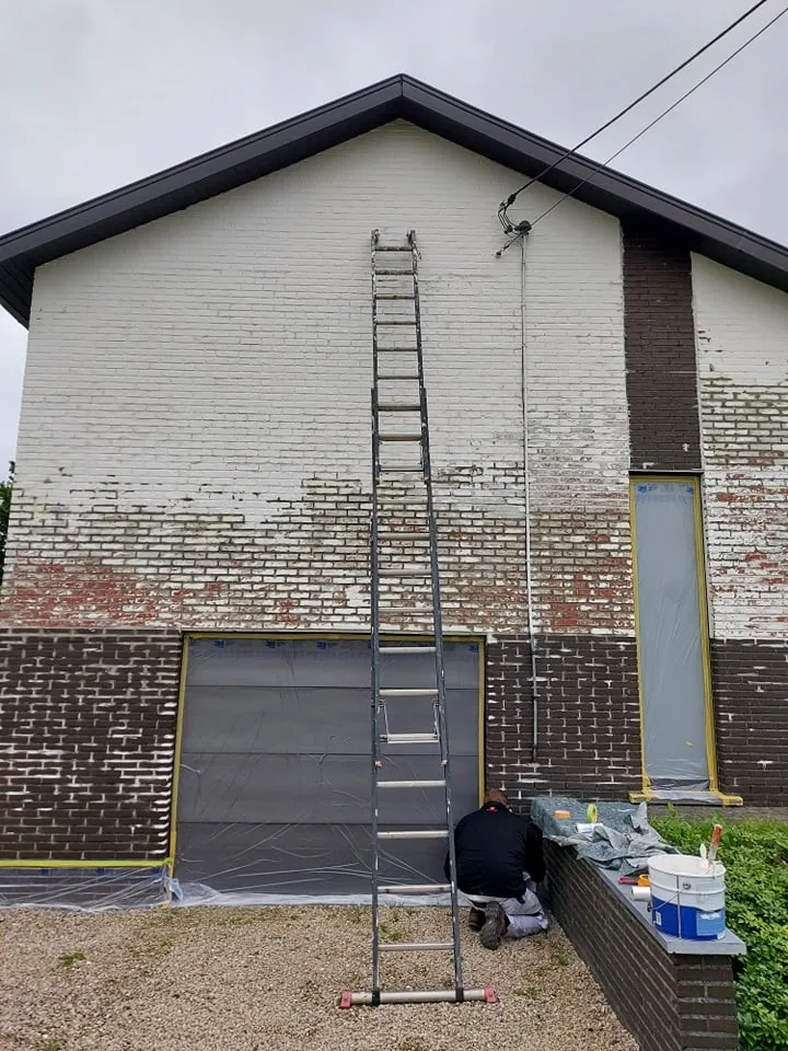 Gevelbepleistering geschilderd aan een woning in Bekkevoort