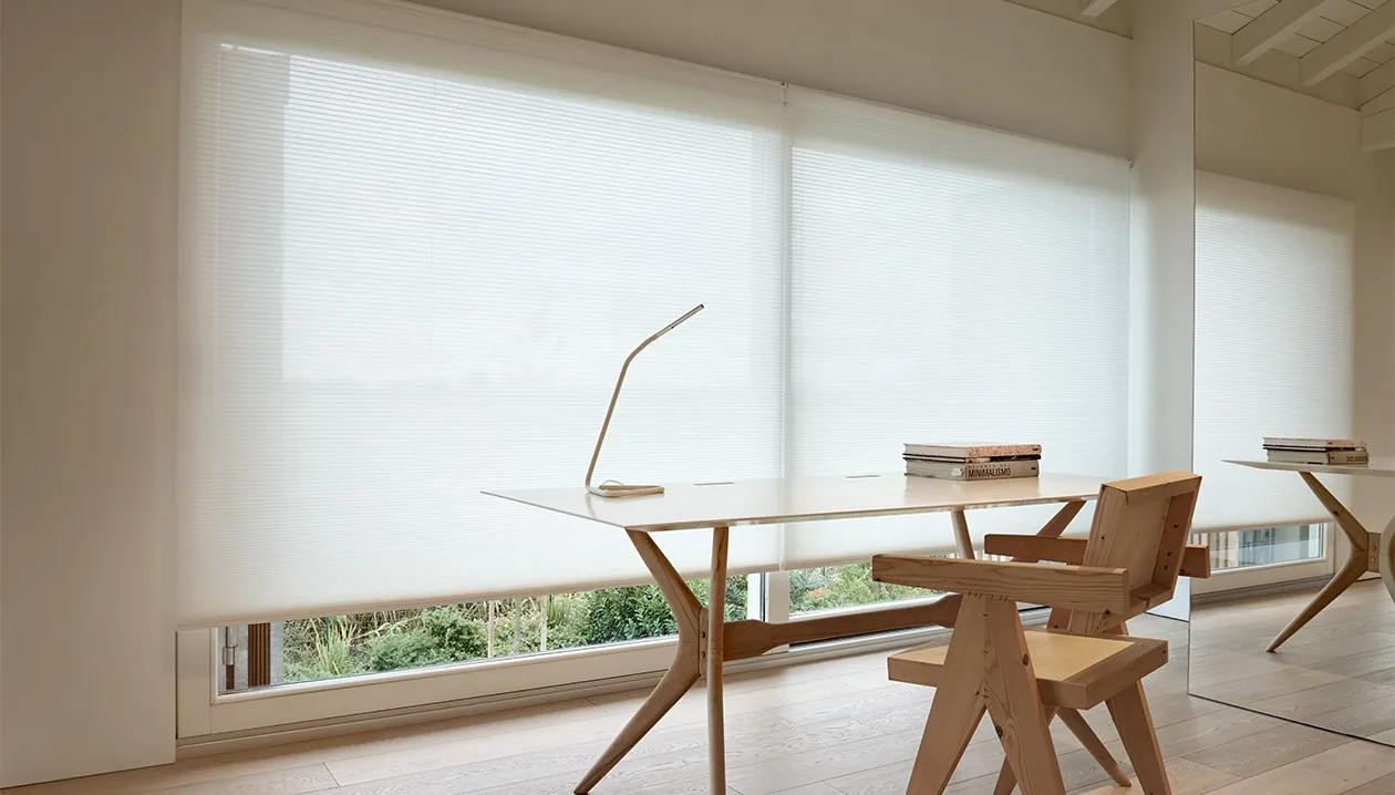 Raamdecoratie op maat geplaatst in een woonkamer