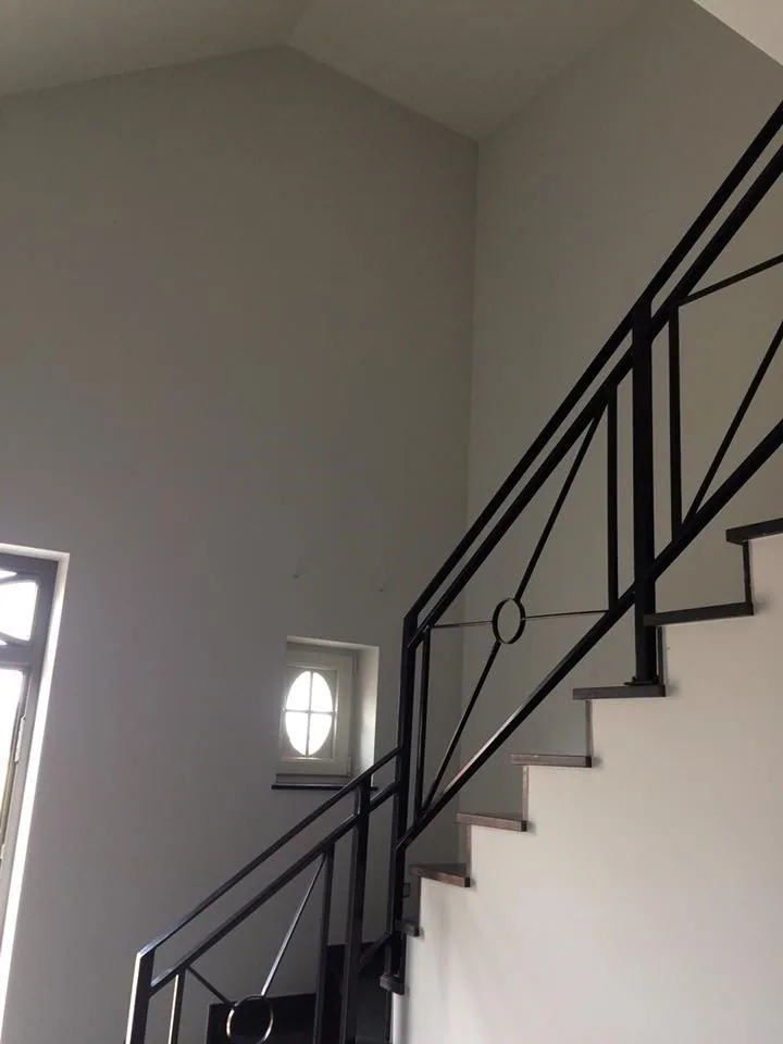 Voorbereiding van wanden voor schilderwerk in een nieuwbouwwoning in Wilsele