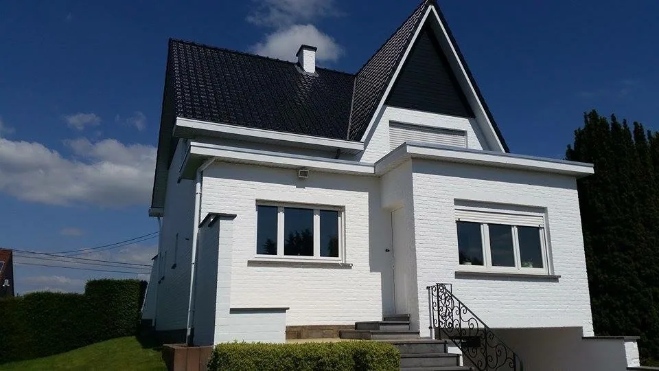 Woning in Lubbeek met een pas geschilderde witte gevel