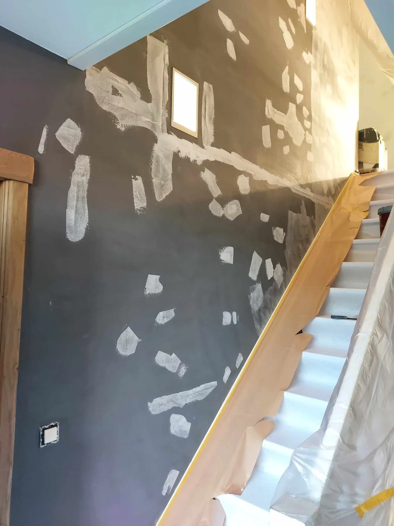 Muur met kalkverf voor het aanbrengen van een nieuwe laag