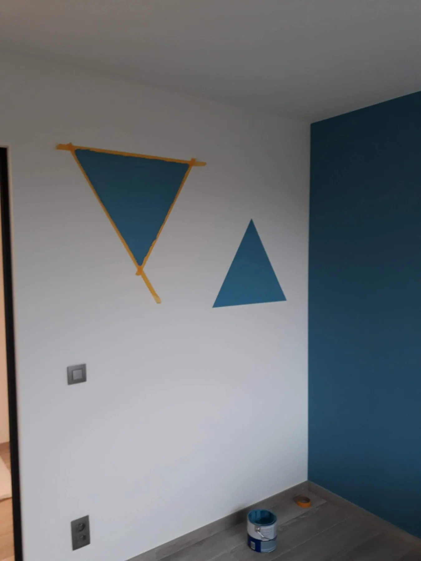 Afgewerkte kinderkamer met behang in Kortenaken