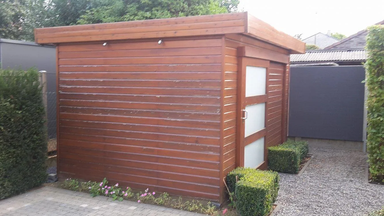 Tuinhuis in hout klaar voor onderhoud en beits in Lubbeek