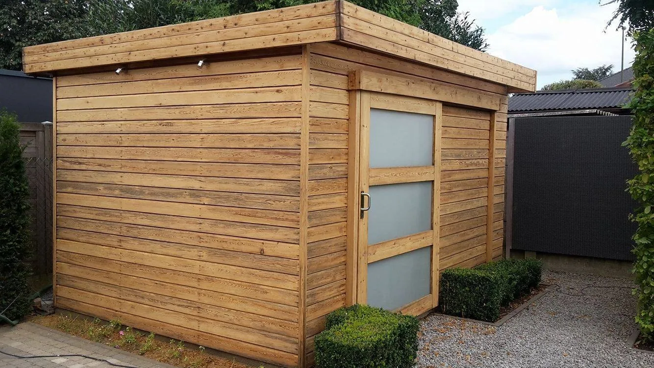 Tuinhuis in Lubbeek voor het schilderen, met verweerd en vergrijsd hout