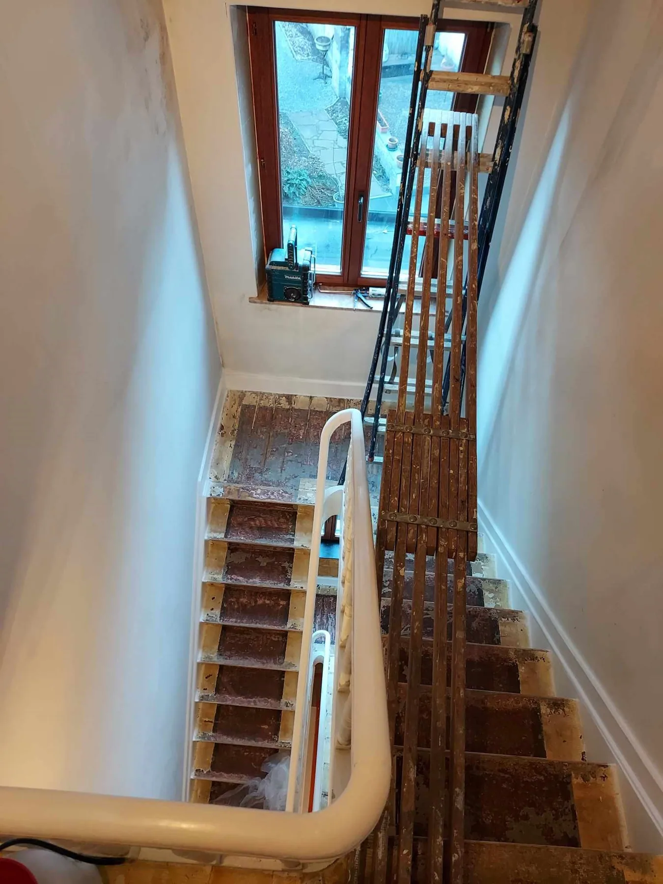 Kamer in Lubbeek voor het schilderen, met een vergeeld en vlekkerig plafond
