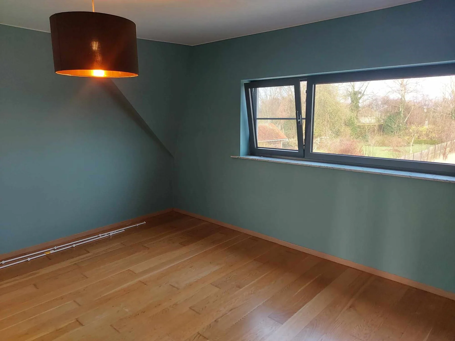 Muren schilderen in een woning in Waanrode