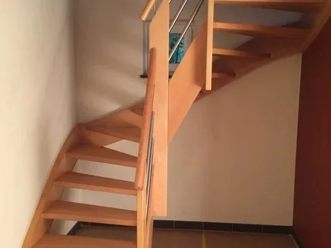 Trap voor de renovatie, met versleten spijlen en leuning