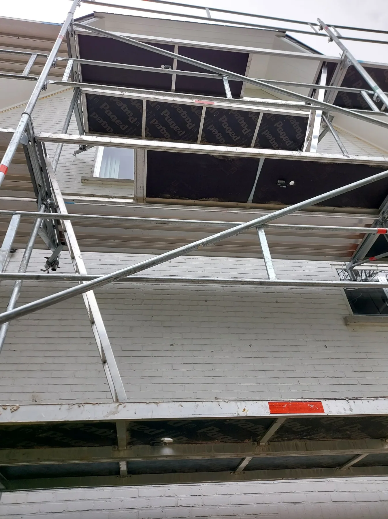 Buitenschilderwerken uitgevoerd vanaf een hoogtewerker