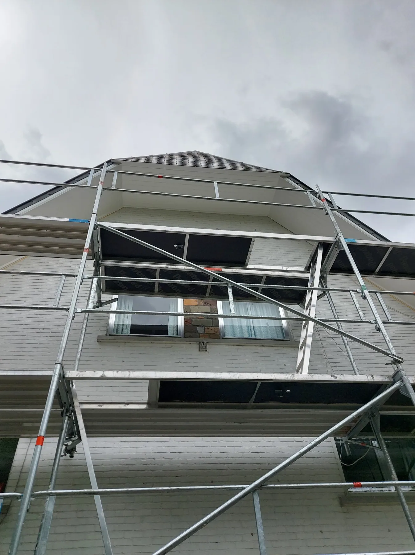Schilderwerken op hoogte aan gevel en dakrand