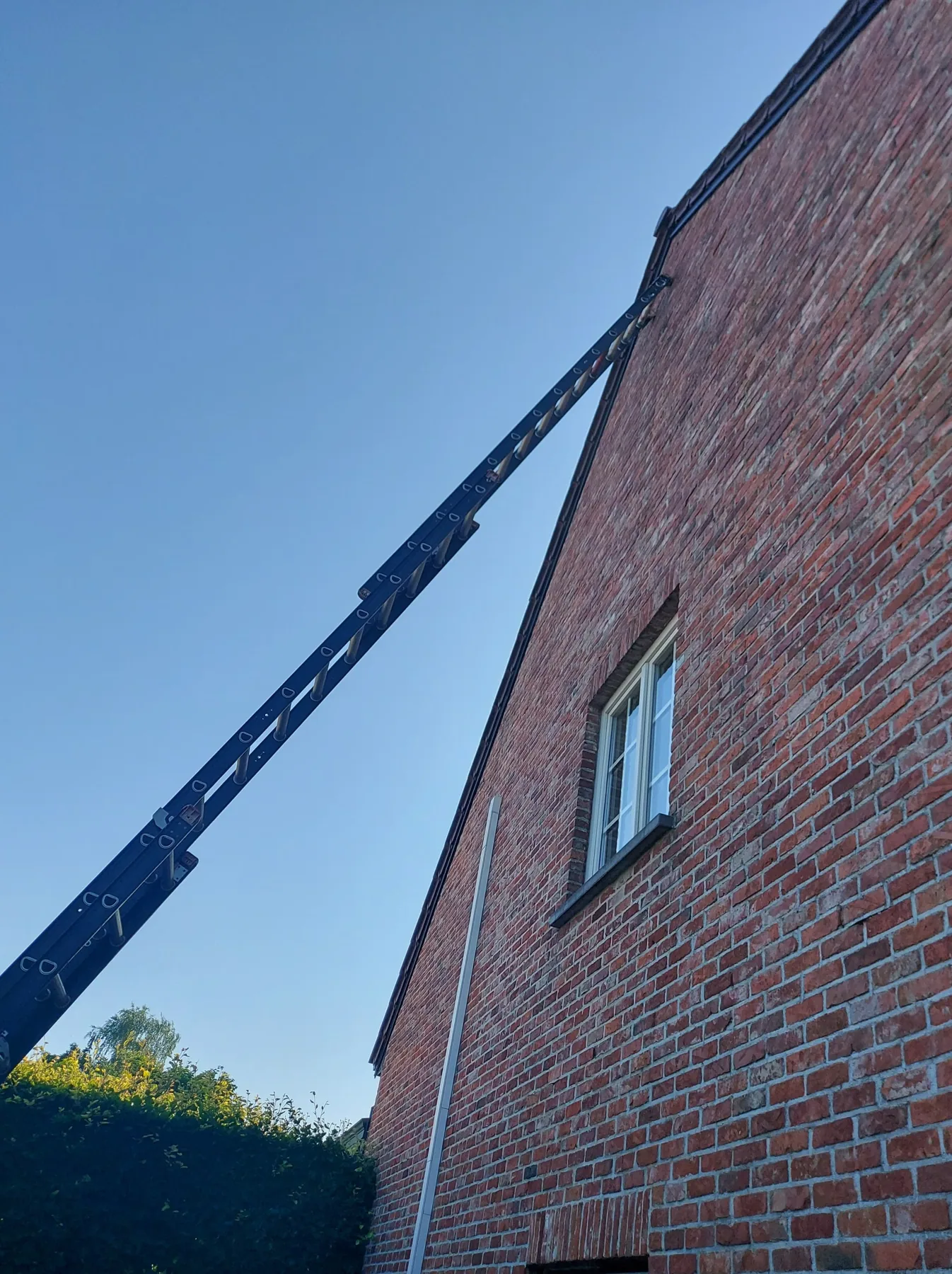Werken op hoogte met een hoogwerker aan een gevel