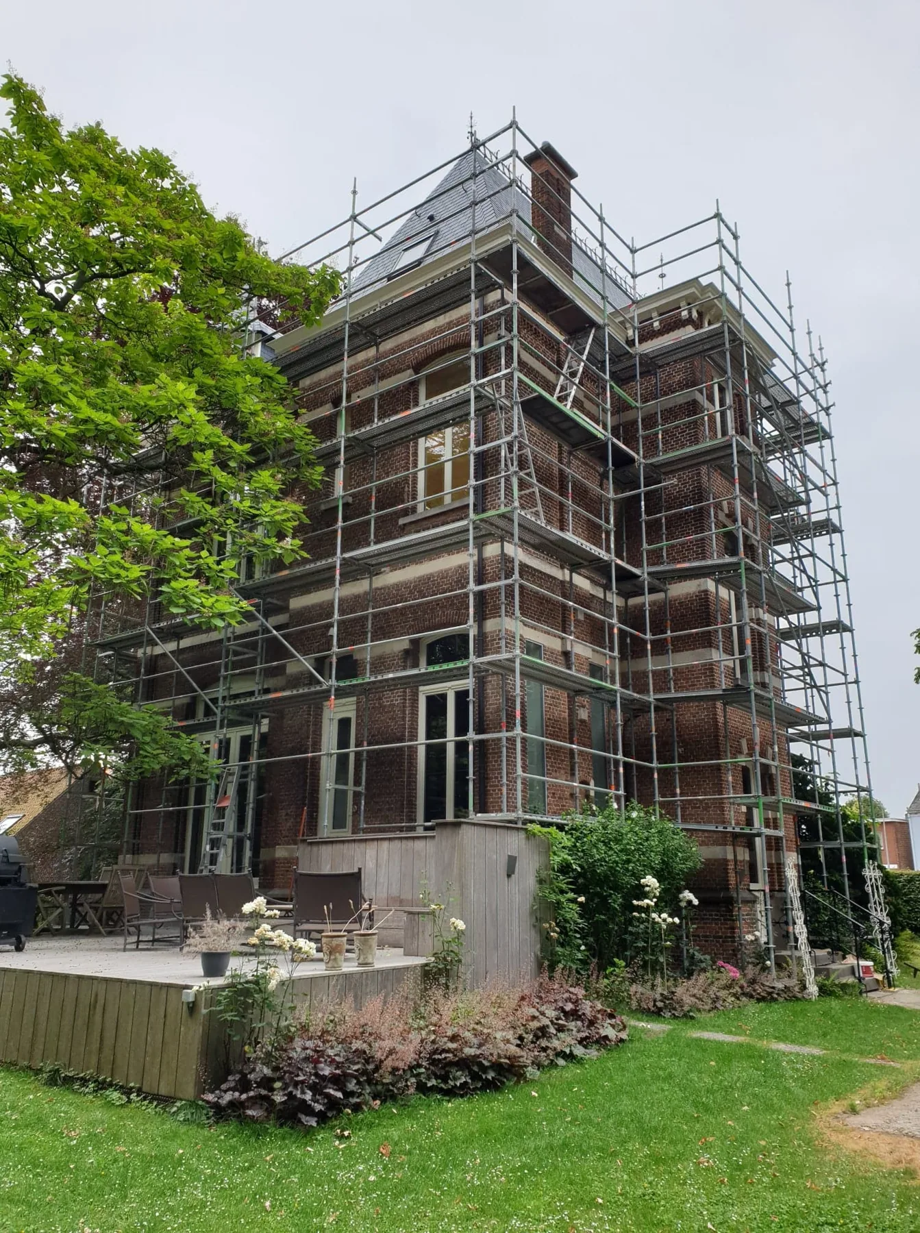 Schilder behandelt houtwerk op hoogte